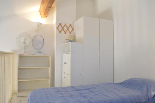 - une chambre avec un lit et une armoire blanche dans l'établissement Maison 2 pièces mezzanine - Gruissan Ayguades AY110-402, à Narbonne-Plage