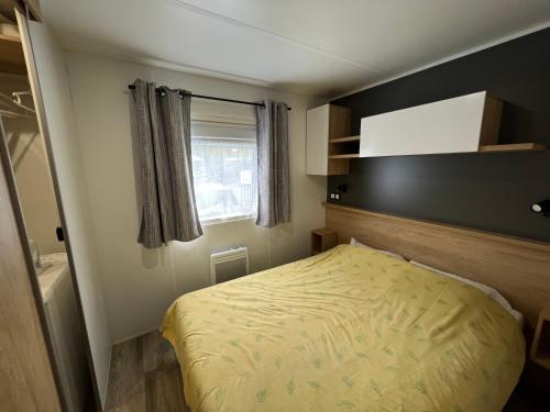 une petite chambre avec un lit et une fenêtre dans l'établissement Natuara - L'horizon du lac - Wifi inclu, à Gastes