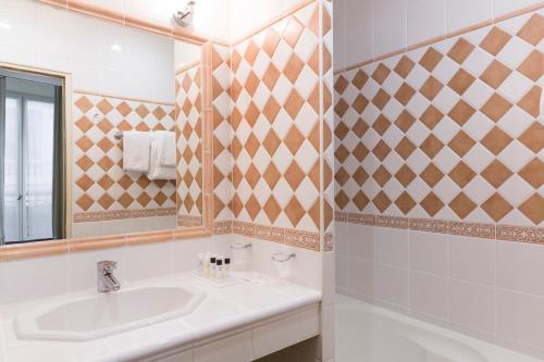 Ванна кімната в Hotel Mogador
