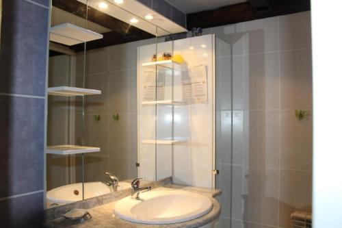 une salle de bain avec un lavabo et une douche avec un miroir dans l'établissement Maison 2 pièces mezzanine - Gruissan GN490-046, à Gruissan