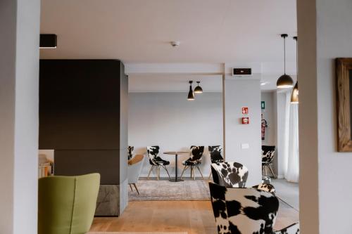 a living room with chairs and a table at Armon Greenblu Hotel & Wellness in Folgarida