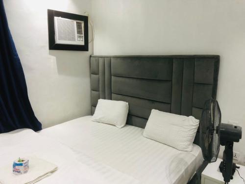 Postel nebo postele na pokoji v ubytování LAQUINTA Hotel by Juicebox