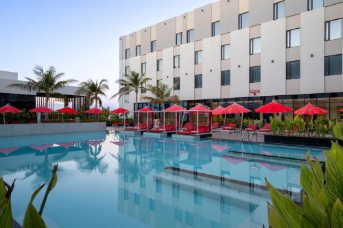 Bazén v ubytování Maani Muscat Hotel & Suites nebo v jeho okolí