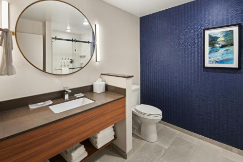 Ein Badezimmer in der Unterkunft Fairfield by Marriott Inn & Suites Cedar Rapids North