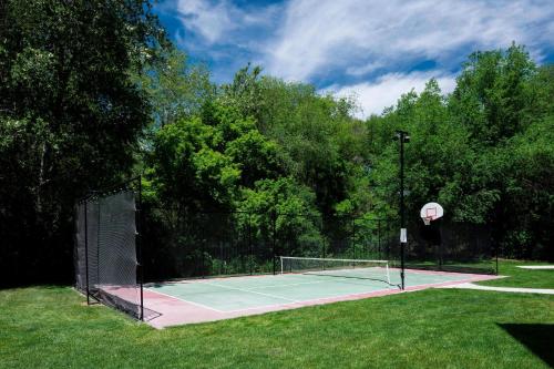Instalaciones para jugar a tenis o squash en Residence Inn by Marriott Provo o alrededores