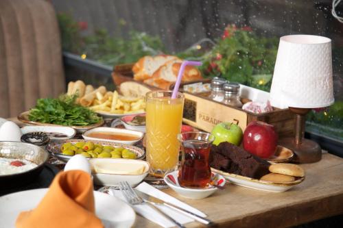 un tavolo ricoperto di piatti di cibo e di una bevanda di La Vida Old City Hotel a Istanbul