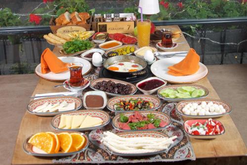 un tavolo con molti piatti di cibo sopra di La Vida Old City Hotel a Istanbul