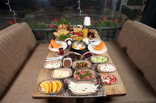 una tavola piena di cibo sopra a un tavolo di La Vida Old City Hotel a Istanbul