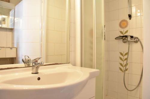 une salle de bain blanche avec un lavabo et une douche dans l'établissement Appartement 2 pièces - Gruissan GN580-028, à Gruissan