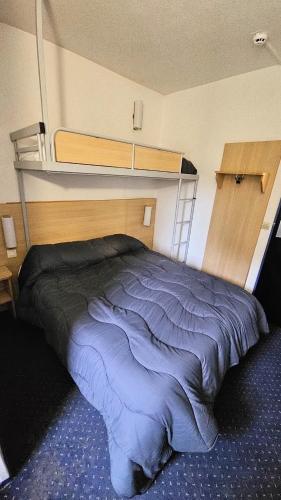 a bedroom with a bed and bunk beds in it at Mister Bed Lomme in Lomme