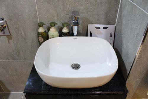 lavabo blanco en la encimera del baño en Jeonju Lime Hotel en Jeonju