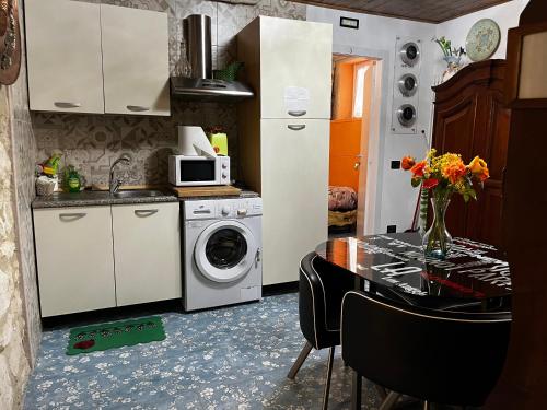 une cuisine avec une machine à laver et une table dans l'établissement Villa Angelina Via Barana 8, à Vérone