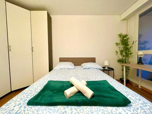 a bedroom with two towels on a bed at BnGo I Le Spacieux I 12 personnes, 5 chambres, 2 salle de bain, parking privé, WC séparé, Wifi in Villeurbanne