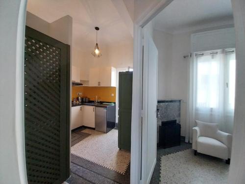 eine Küche mit einer Tür zum Wohnzimmer in der Unterkunft Suite Balima XI in Rabat