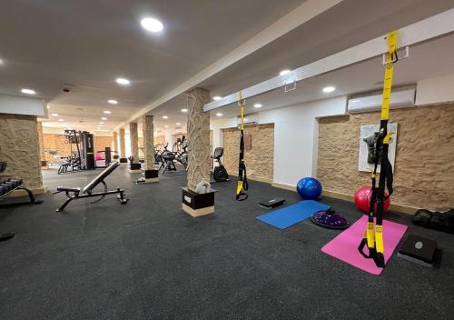un gimnasio con equipo de pilates y pelotas de pilates en Amarina Jannah Resort & Aqua Park Marsa Alam, en Coraya Bay