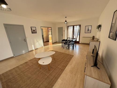 a living room with a table and a dining room at 120m T4 terrasse et parking - Stade-Eurexpo-Lyon in Meyzieu