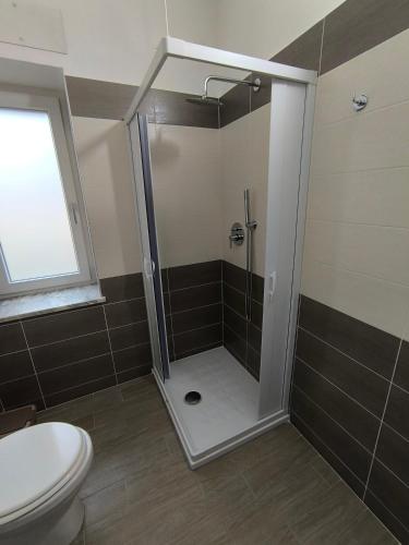 a shower stall in a bathroom with a toilet at Affittacamere dragone in Cimitile