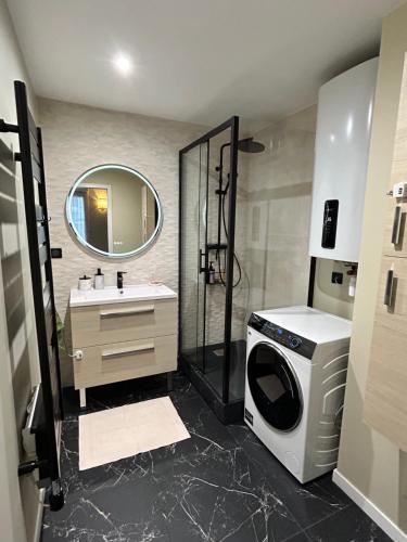 Ένα μπάνιο στο Sweet and comfy in Hyper City center with Netflix, Prime and Disney Plus included