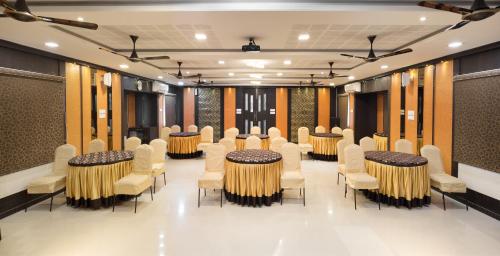una habitación con filas de mesas y sillas en Ananyas Nest, en Coimbatore