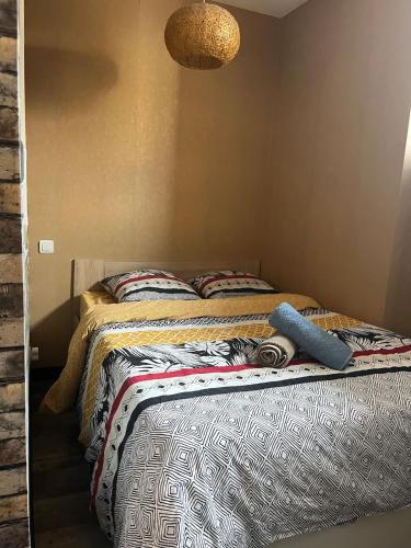 un lit avec deux oreillers dessus dans une chambre dans l'établissement Comfy Loft - Dalby, à Nantes