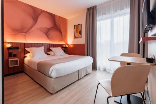 a hotel room with a bed and a desk at Residence du Parc - Val D'Europe in Montévrain