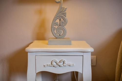 a white table with a statue on top of it at Masseria La Tofala benessere & SPA in Copertino