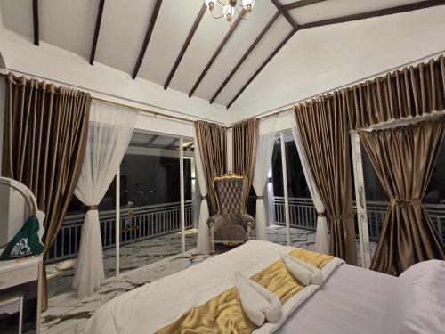 een slaapkamer met een bed en een balkon bij Thomas' Retreat Bukit Lawang in Bukit Lawang
