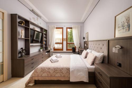 a bedroom with a large bed and a window at Royal Wilanów Spacious Apartment by BookingHost in Warsaw