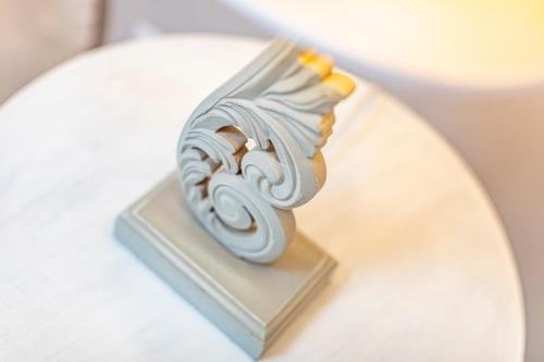 a figurine of a shell on top of a cake at Masseria La Tofala benessere & SPA in Copertino