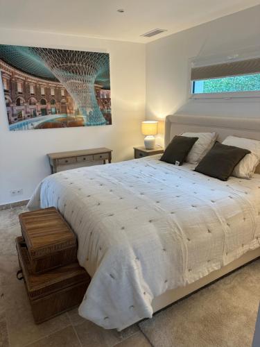 une chambre avec un grand lit et une grande fenêtre dans l'établissement Loft 83380 LES ISSAMBRES, aux Issambres