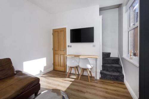 4 bedroom house close to Walmgate bar sleeps 7 photo 3