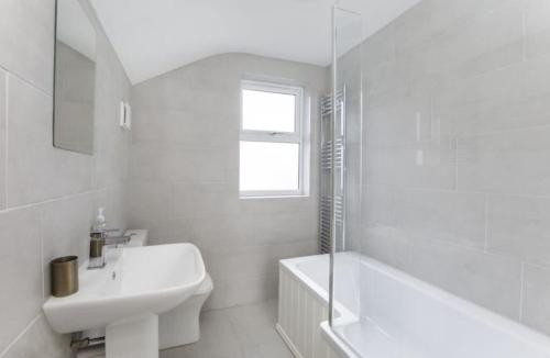 4 bedroom house close to Walmgate bar sleeps 7 photo 19