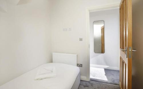 4 bedroom house close to Walmgate bar sleeps 7 photo 24