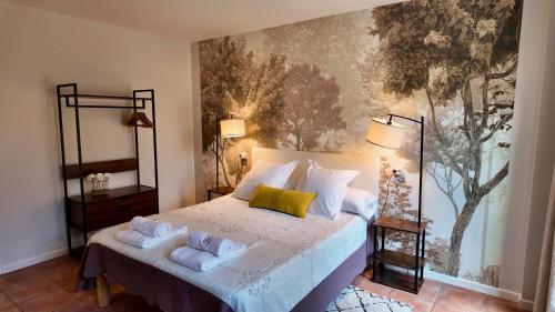 En eller flere senge i et værelse på Gite L'Eglantier avec piscine chauffée