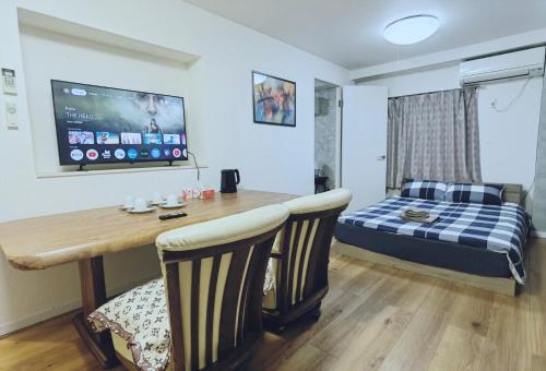 a bedroom with a desk and a bed in a room at #303WZNET梅屋敷駅2分横浜羽田空港都心便利商店街1ldk広い in Tokyo