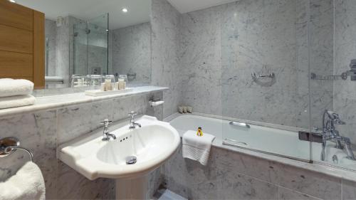 Un baño de The Culloden Estate and Spa