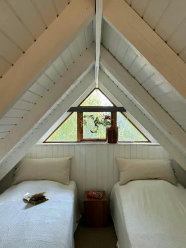 Postel nebo postele na pokoji v ubytování Idyllic Thatched Cottage Near Udsholt Strand