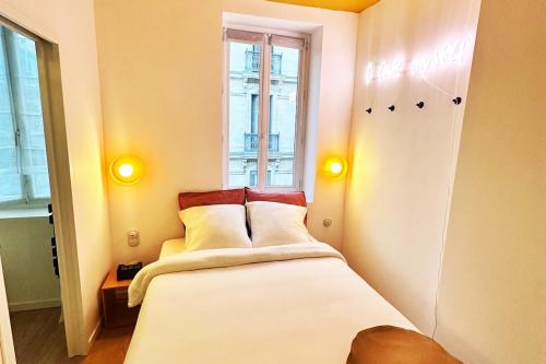 Ce lit se trouve dans un dortoir doté de 2 lampes et d'une fenêtre. dans l'établissement Mignon Cocon lumineux 2Pers COEUR Marseille, à Marseille