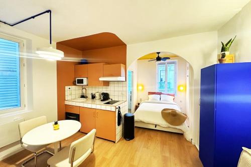 une cuisine et une chambre avec un lit et une table dans l'établissement Mignon Cocon lumineux 2Pers COEUR Marseille, à Marseille