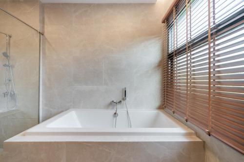 Ένα μπάνιο στο Mövenpick Pool Villa6BR-NEW2025-