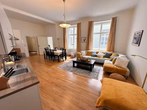 Großräumige Altbauwohnung nahe Zentrum