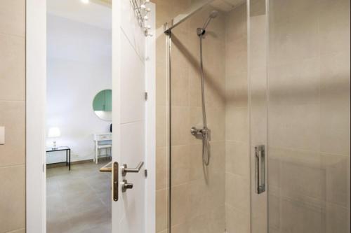 eine Dusche mit Glastür im Badezimmer in der Unterkunft Isla Candor free parking by Staycare in Rota