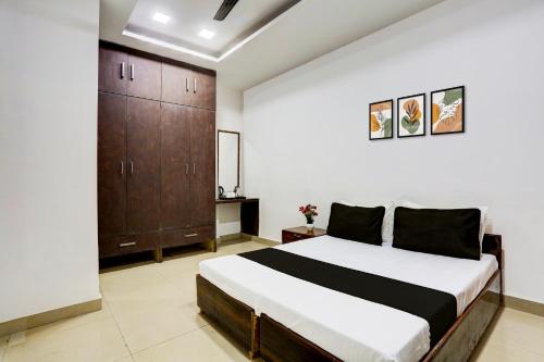 Кровать или кровати в номере Hotel O Maharaja Inn