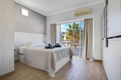 En eller flere senge i et værelse på Carihuela Palace 418 By IVI Real Estate