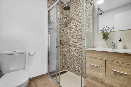 Et badeværelse på Carihuela Palace 418 By IVI Real Estate