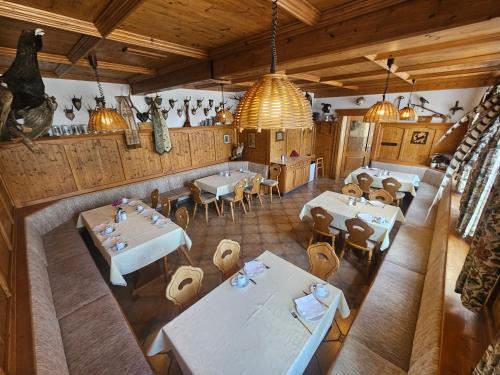 an overhead view of a restaurant with tables and chairs at Zum Roten Hirsch im Grünen Wald in Saalfeld