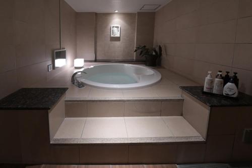 Un baño de ホテル クレア