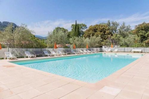 une piscine avec des chaises et une clôture dans l'établissement Camping 3 étoiles - Piscine - cbgcaia, à Buis-les-Baronnies