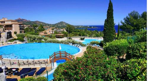 vista su una grande piscina in un resort di Cap Esterel Mer Sport et Nature, dans village Pierres et Vacances a Saint-Raphaël