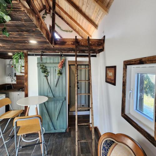 ル・ティヨにあるChalet de la Comtéの緑のドア、テーブル、椅子が備わる客室です。